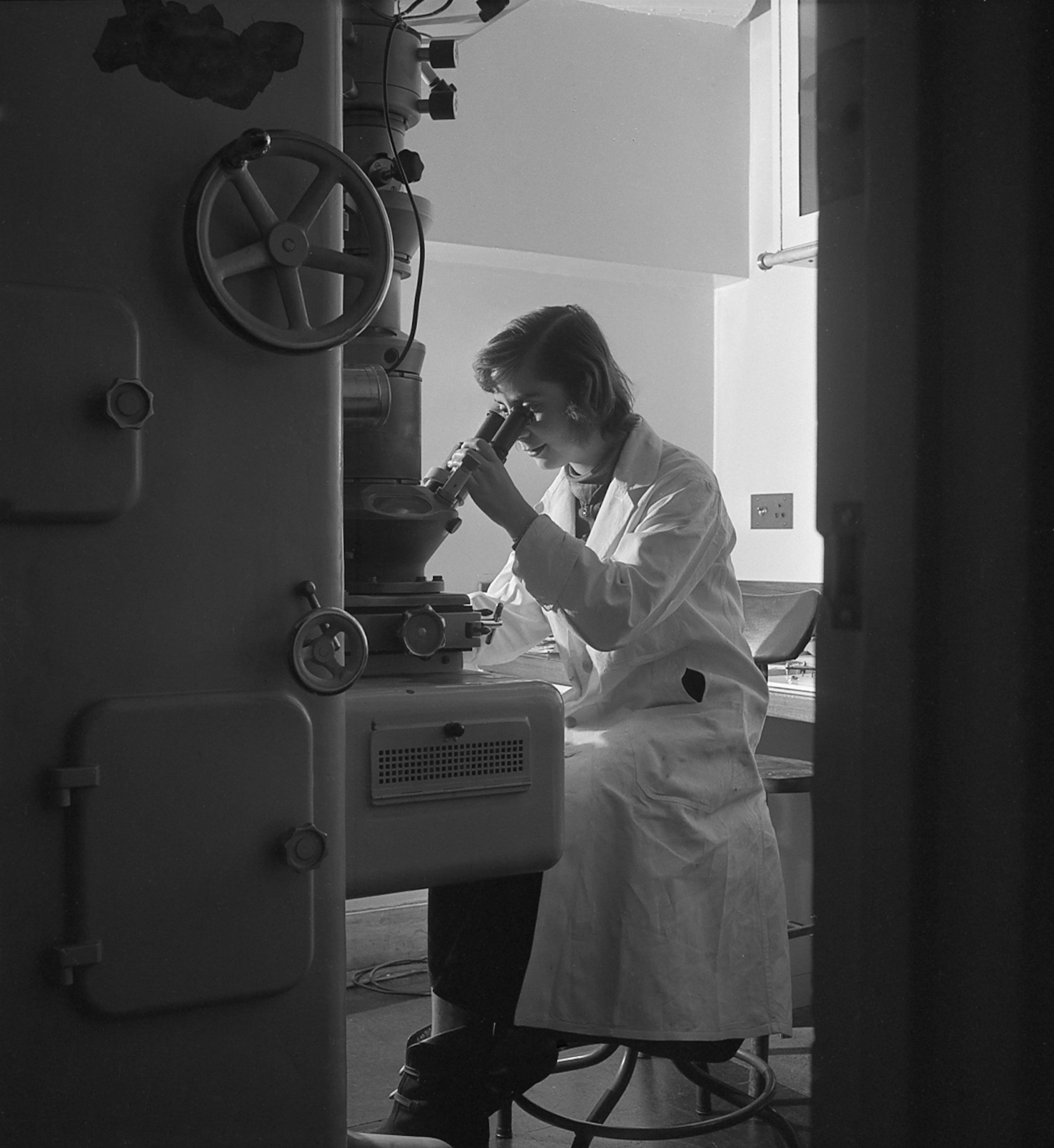 Researcher looks in a electron microscope